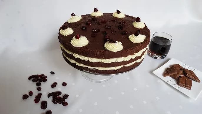 Czym przełożyć tort czekoladowy? Sprawdź najlepsze nadzienia i uniknij błędów!