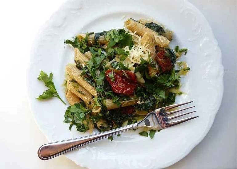 Prosty przepis na penne ze szpinakiem i suszonymi pomidorami w 30 minut