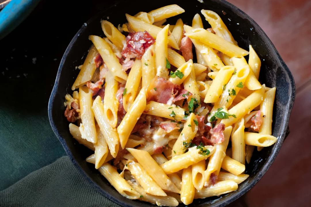 Penne alla carbonara: prosty przepis, który zawsze się udaje i zachwyca smakiem