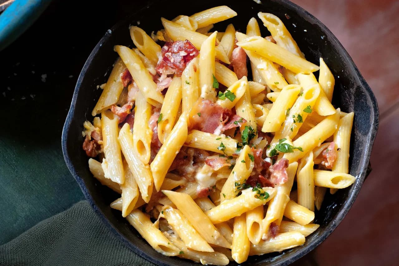 Penne alla carbonara: prosty przepis, który zawsze się udaje i zachwyca smakiem