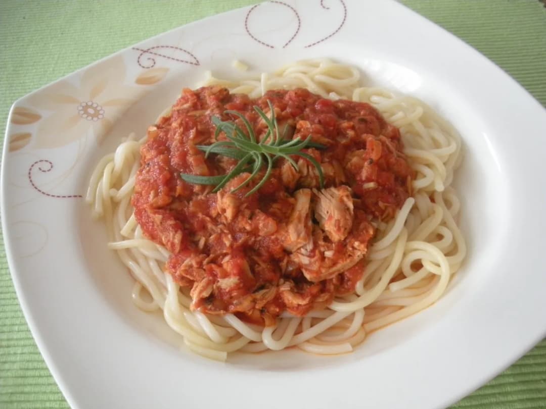Prosty przepis na spaghetti z tuńczykiem i pomidorami w 20 minut