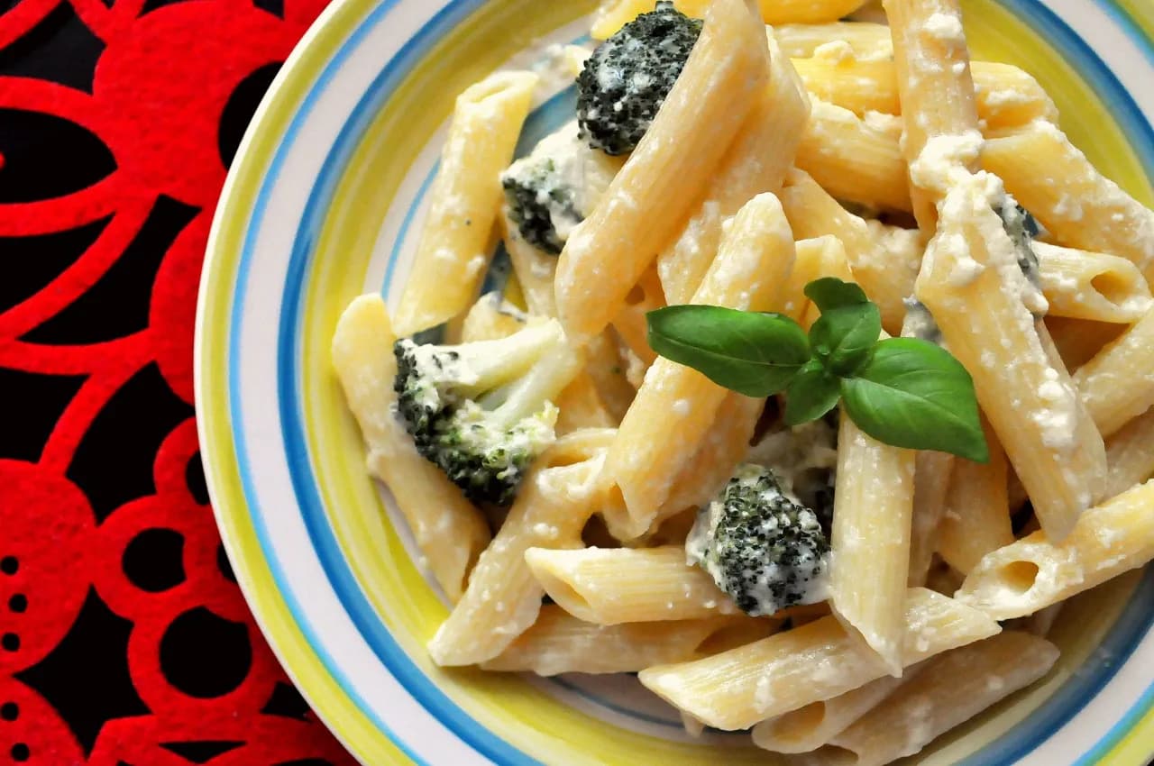 Penne z serem: prosty przepis na pyszne danie z makaronem i różnymi serami