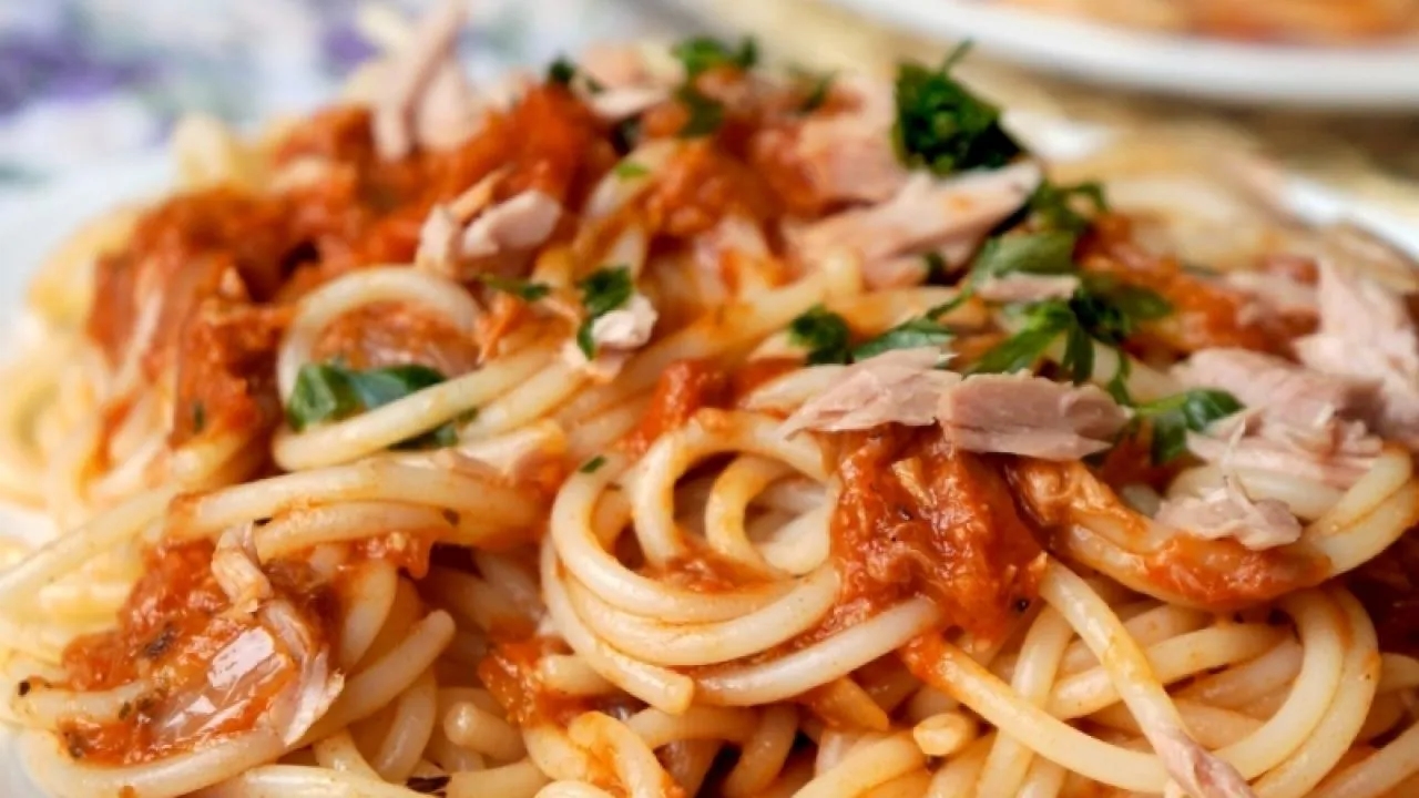 Proste i szybkie przepisy na spaghetti z tuńczykiem – smaczne warianty w 15 minut