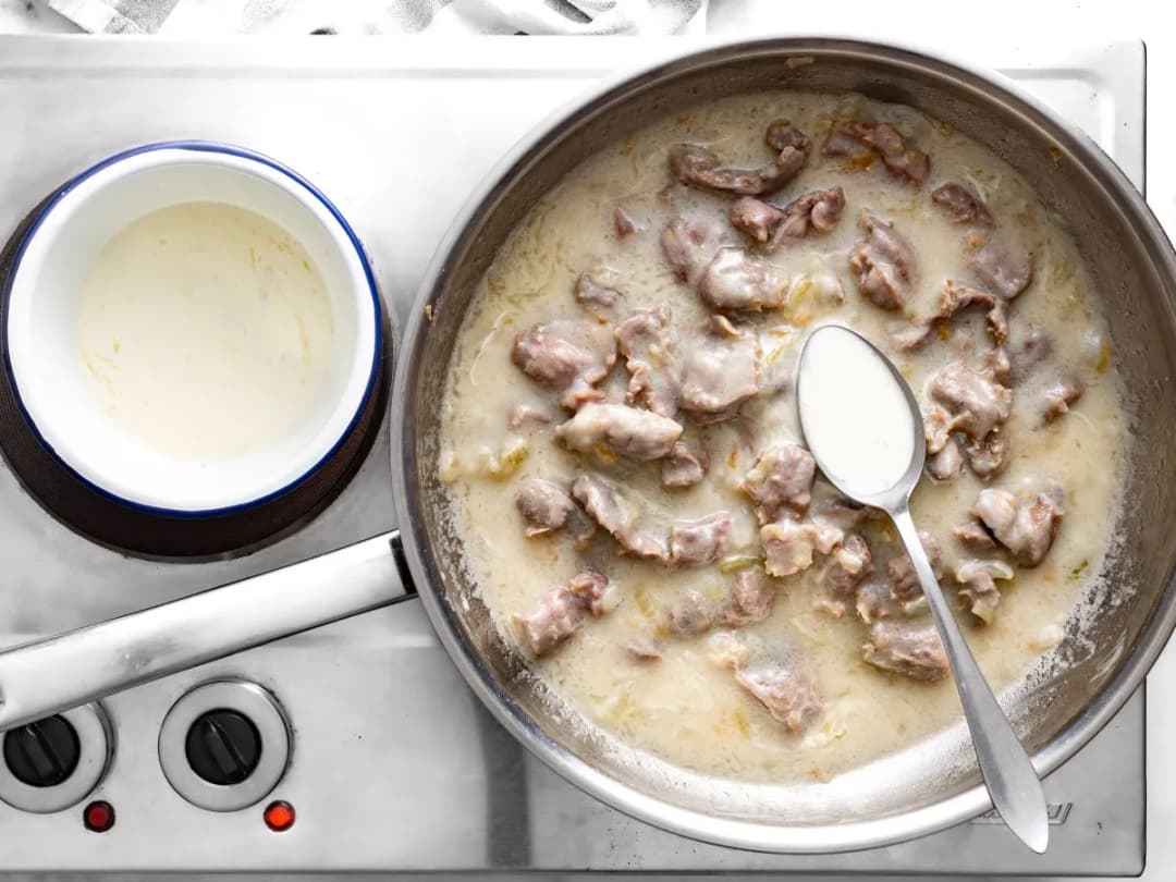 Jak zrobić pyszny sos z żołądków drobiowych – prosty przepis krok po kroku