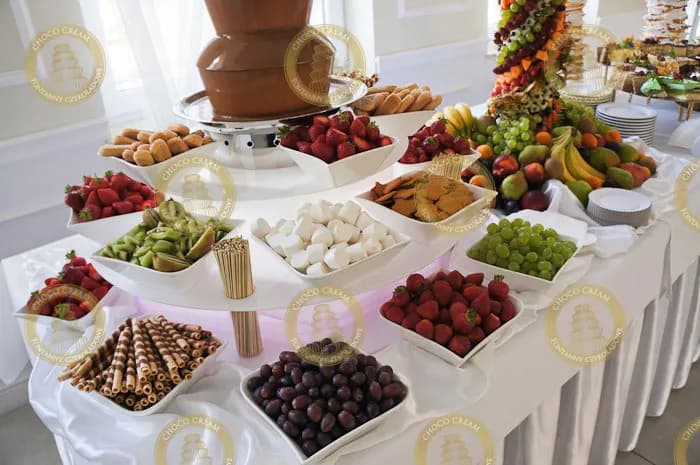 Jak pokroić owoce do fontanny czekoladowej, by zachwycić gości i uniknąć błędów