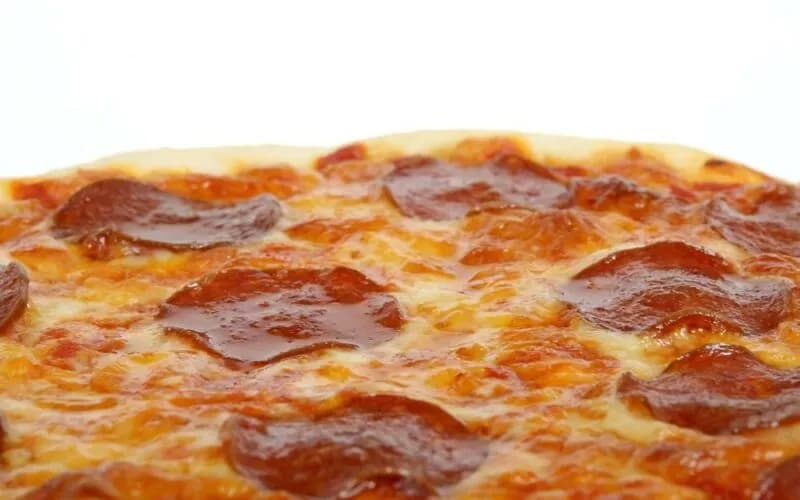 Ile gram ciasta na pizzę 32 cm? Sprawdź idealną wagę i uniknij błędów!