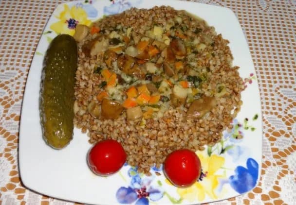 Prosty sos do kaszy z niczego – przepis z podstawowych składników w 10 minut