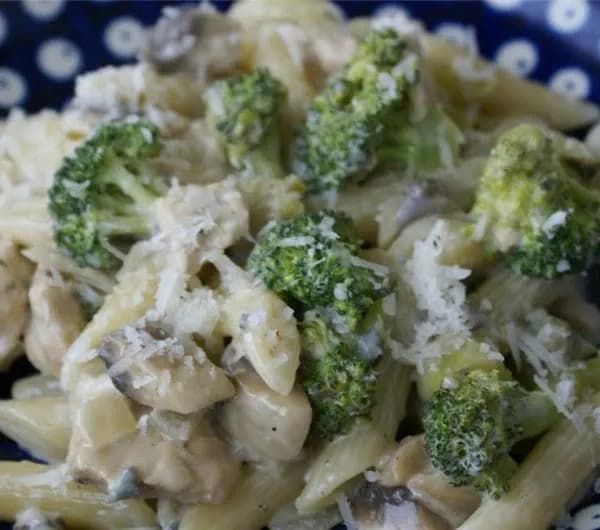Prosty przepis na penne z kurczakiem i pieczarkami – smaczny obiad w 30 minut