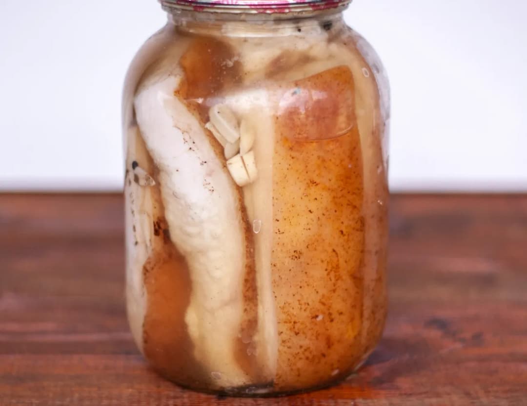 Jak zawekować sos z mięsem – prosty sposób na długie przechowywanie bez błędów