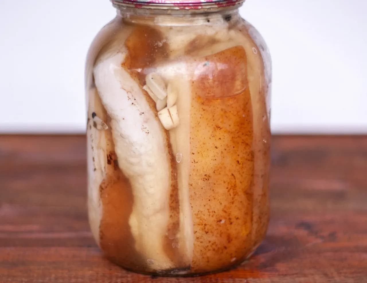 Jak zawekować sos z mięsem – prosty sposób na długie przechowywanie bez błędów