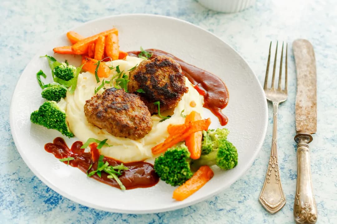 Prosty przepis na pyszny sos z mięsa smażonego – wykorzystaj resztki mięsa!