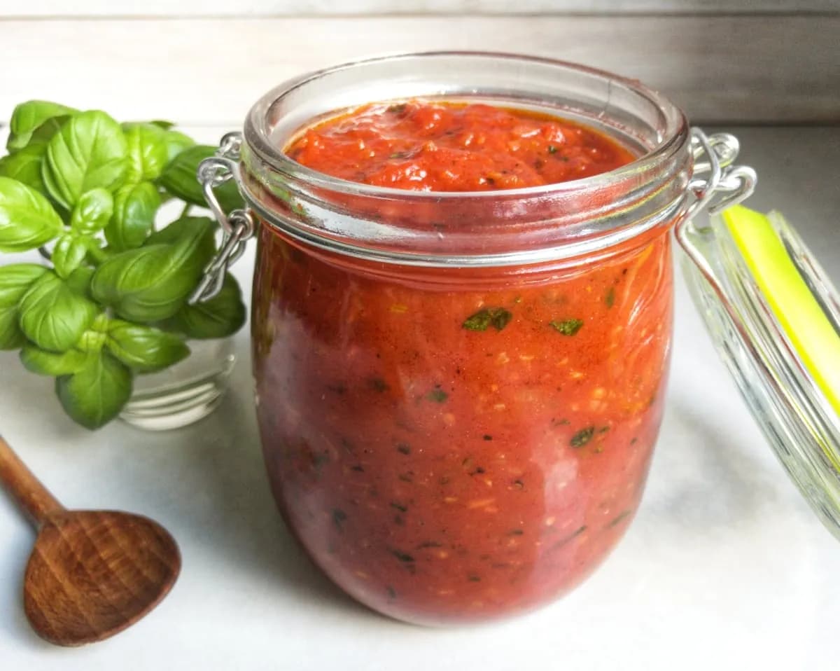 Prosty przepis na domowy sos do pizzy z pomidorów – szybko i smacznie