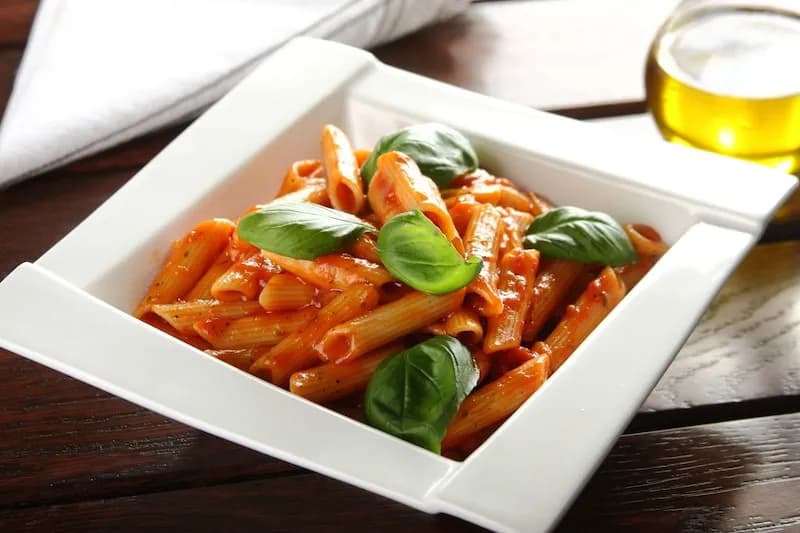 Prosty przepis na makaron penne z kurczakiem w sosie pomidorowym krok po kroku