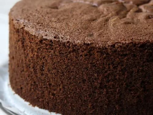 Biszkopt czekoladowy na dużą blachę – przepis, który zawsze się udaje bez błędów