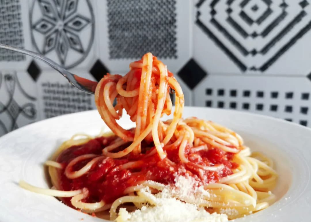 Spaghetti z sosem serowym – prosty przepis na idealnie gładki sos