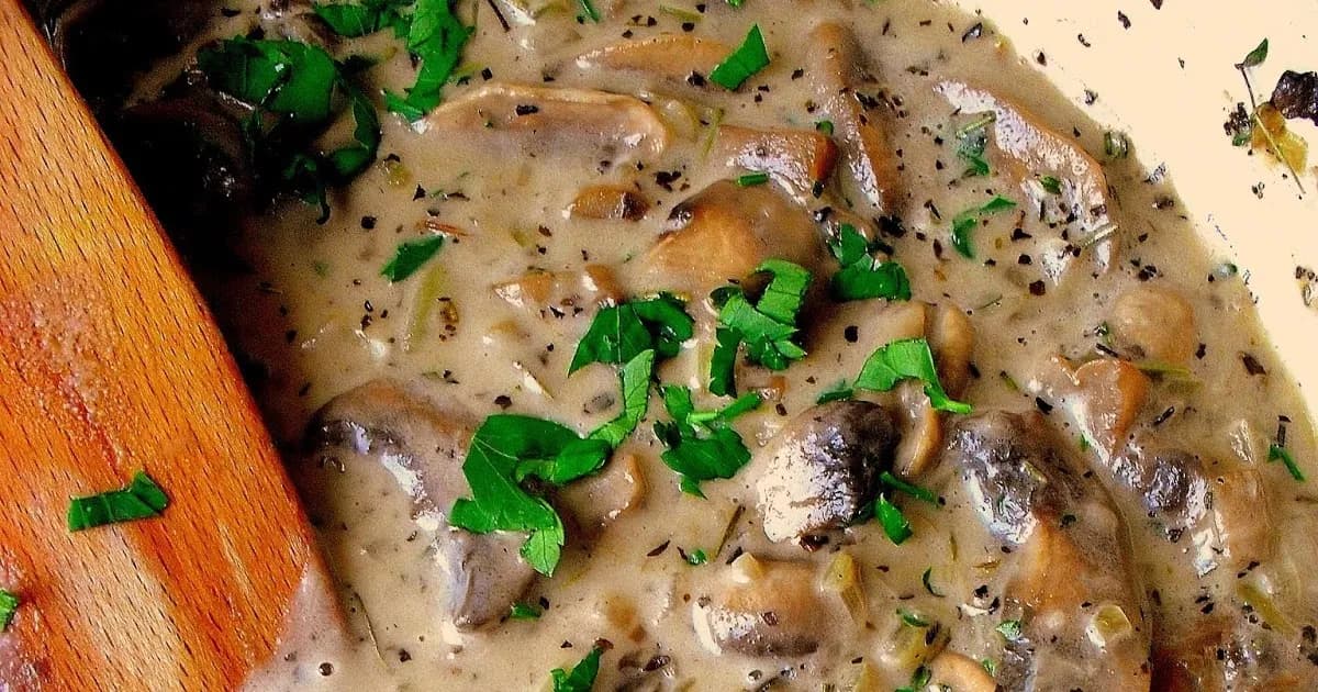 Jak zrobić idealny sos pieczarkowy z pieczarek – prosty przepis krok po kroku