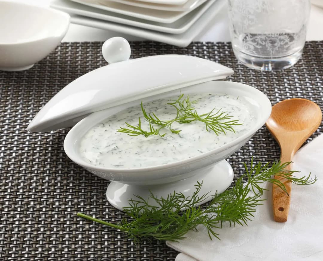 Prosty przepis na sos z jogurtu naturalnego do mięsa – szybki i uniwersalny dodatek