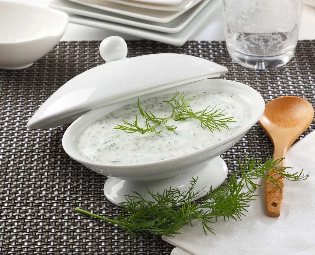 Prosty przepis na sos z jogurtu naturalnego do mięsa – szybki i uniwersalny dodatek