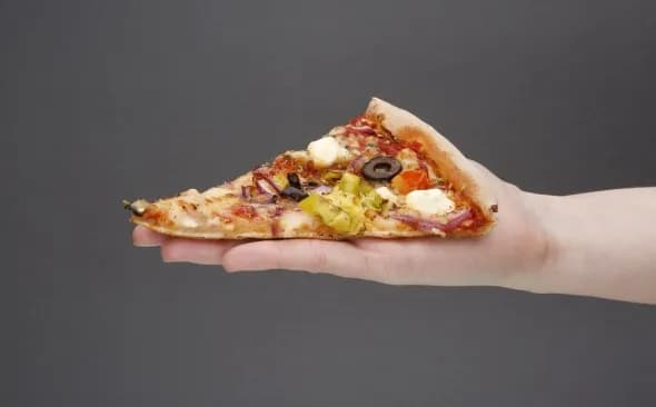 Ile kalorii ma 1 kawałek pizzy? Sprawdź, jak uniknąć dietetycznych pułapek!