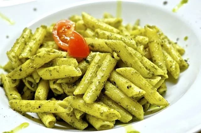 Prosty przepis na penne z pesto – szybkie danie, które pokochasz