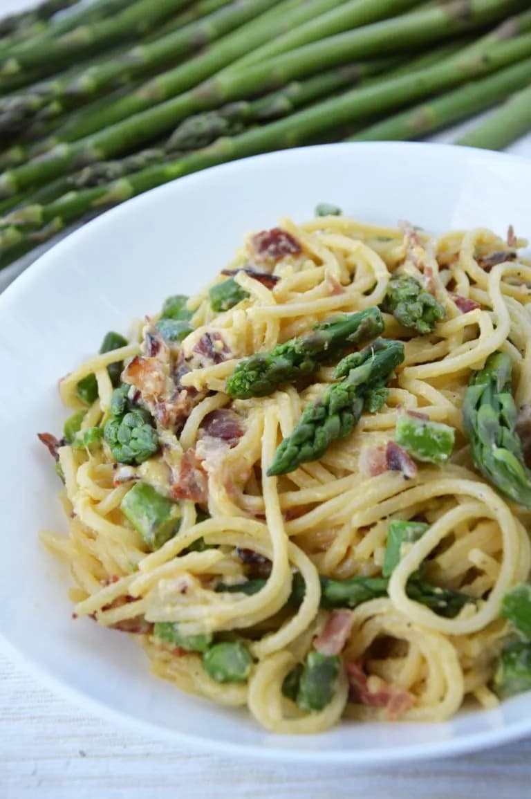 Spaghetti carbonara ze szparagami – prosty przepis na idealne połączenie smaków