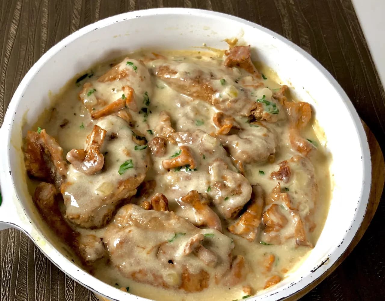 Polędwiczki w sosie kurkowym – z czym podawać, by danie zachwyciło smakiem?