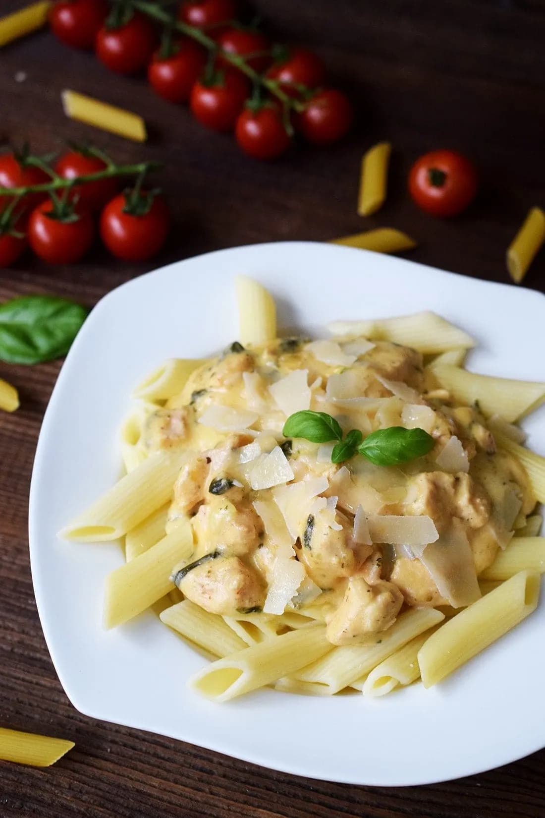 Prosty przepis na penne z kurczakiem w sosie serowym – smaczne danie w 30 minut