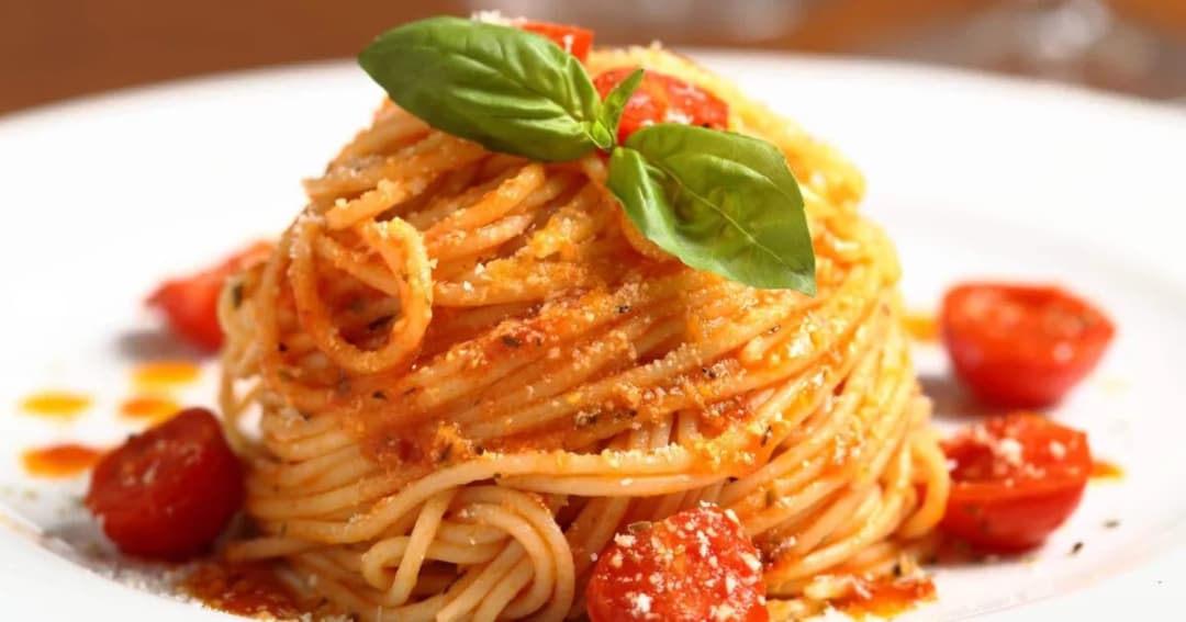 Spaghetti milanese z czym podawać? Idealne dodatki i porady serwowania