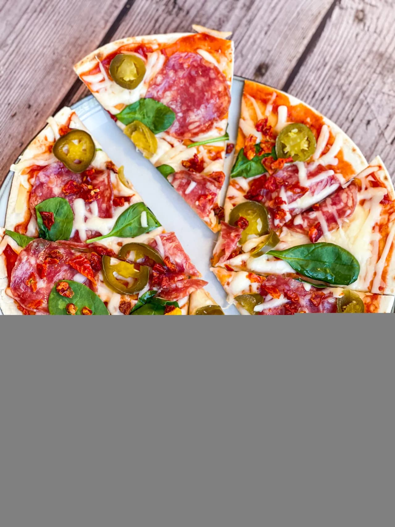 Najlepsze dodatki do pizzy z salami – co wybrać, by podbić jej smak?