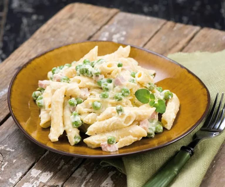 Prosty przepis na penne w sosie śmietanowo-serowym z Thermomixem – krok po kroku